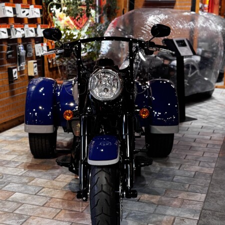 2023 Harley-Davidson® Freewheeler® Bright Billiard Blue/Billiard Gray thumb 0