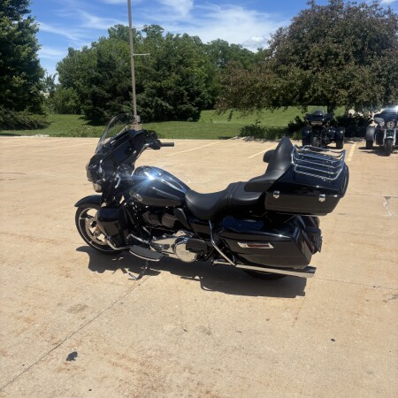 2025 Harley-Davidson® Street Glide® Ultra Vivid Black thumb 1
