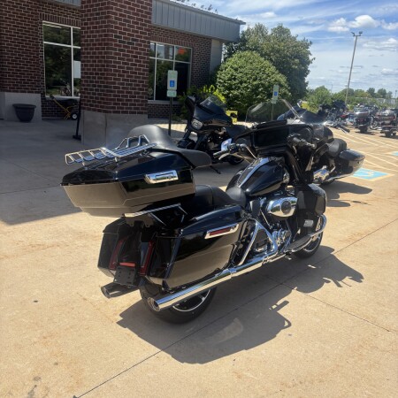 2025 Harley-Davidson® Street Glide® Ultra Vivid Black thumb 2