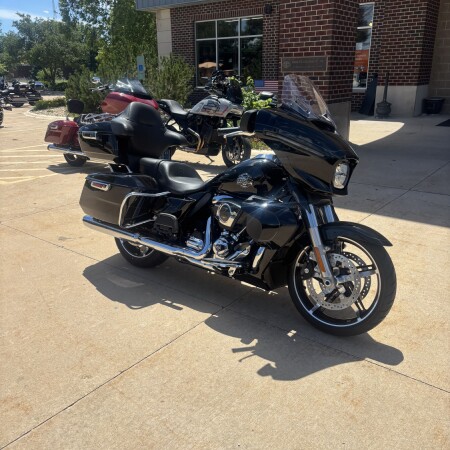 2025 Harley-Davidson® Street Glide® Ultra Vivid Black thumb 3