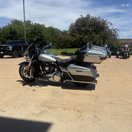 2015 Harley-Davidson® Ultra Limited Low Brilliant Silver Pearl thumb 1