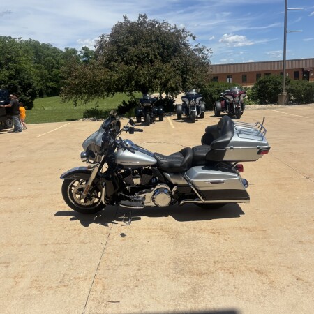 2015 Harley-Davidson® Ultra Limited Low Brilliant Silver Pearl thumb 0