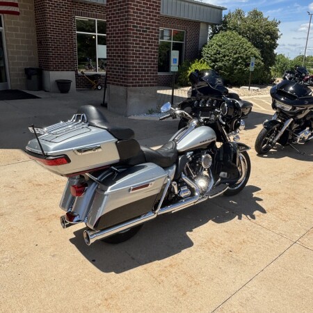 2015 Harley-Davidson® Ultra Limited Low Brilliant Silver Pearl thumb 2