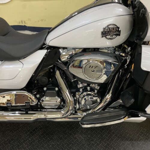 2026 Harley-Davidson® Road Glide Limited White Onyx Pearl Chrome Trim FLTRXL thumb 3