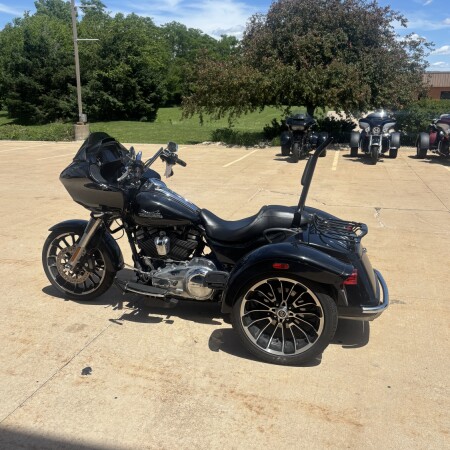 2024 Harley-Davidson® Road Glide® 3 Vivid Black - Black Finish thumb 1