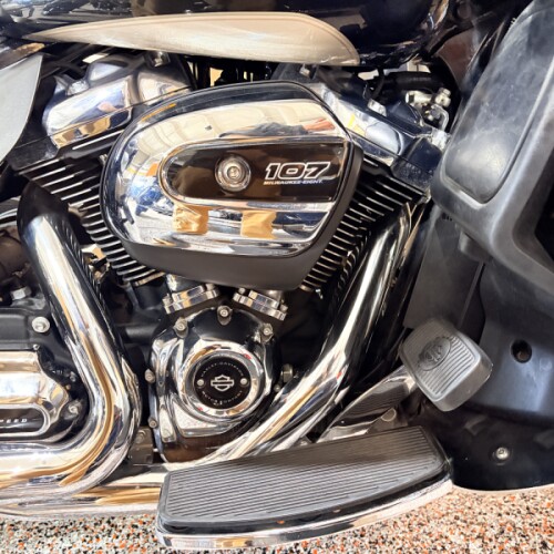 2018 FLTRU Harley-Davidson® Road Glide® Ultra Silver Fortune/Black Tempest thumb 3