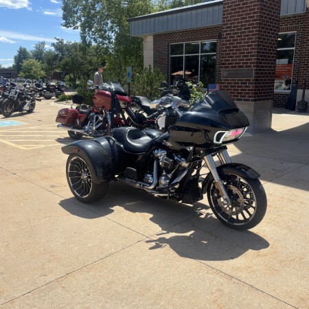 2024 Harley-Davidson® Road Glide® 3 Vivid Black - Black Finish thumb 3