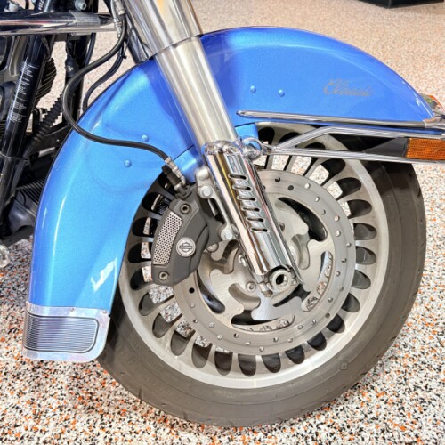 2011 FLHTC Harley-Davidson® Electra Glide® Classic Cool Blue Pearl/Vivid Black thumb 2