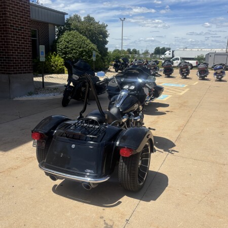 2024 Harley-Davidson® Road Glide® 3 Vivid Black - Black Finish thumb 2