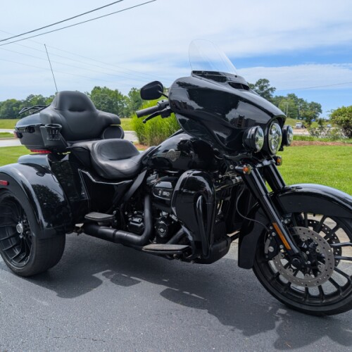 2025 Harley-Davidson® Tri Glide® Ultra Vivid Black - Black Finish thumb 3