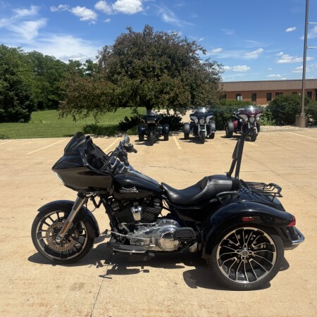 2024 Harley-Davidson® Road Glide® 3 Vivid Black - Black Finish thumb 0