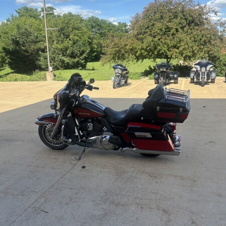 2010 Harley-Davidson® Electra Glide® Ultra Classic® RED/BLACK thumb 1