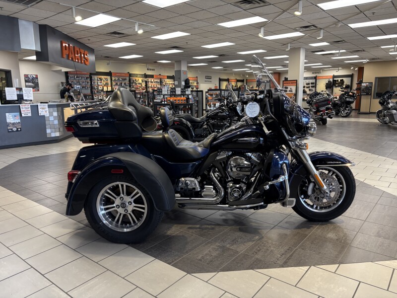 2014 Harley-Davidson® Tri Glide® Ultra Big Blue Pearl/Vivid Black