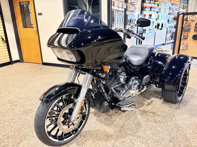 2023 FLTRT Harley-Davidson® Road Glide® 3 Vivid Black - Black Finish