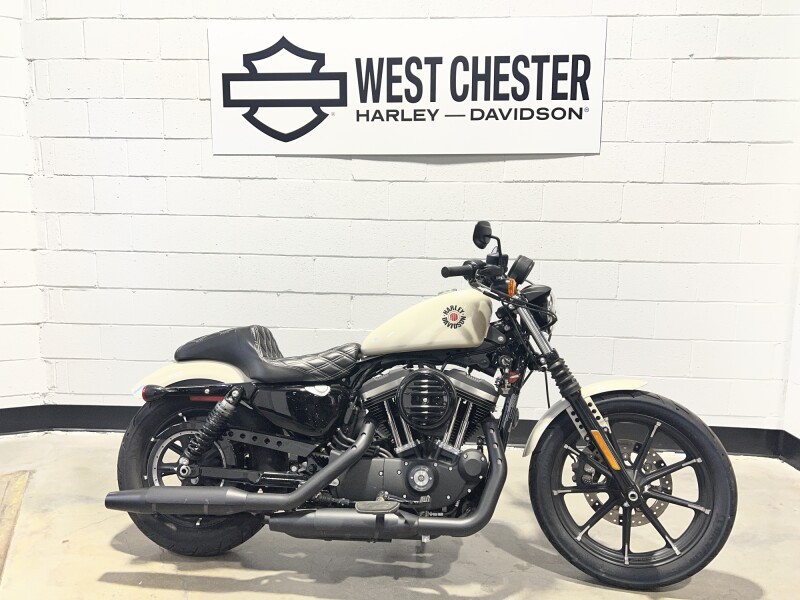 2022 Harley-Davidson® Iron 883™ White Sand Pearl XL883N
