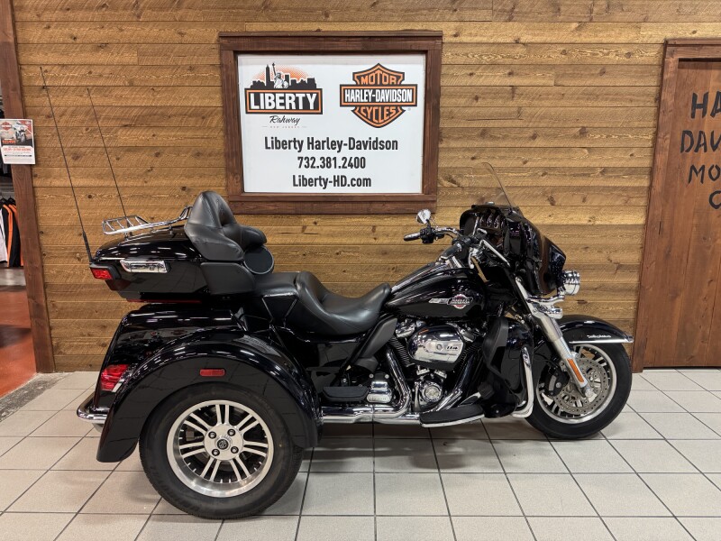 2022 Harley-Davidson® Tri Glide® Ultra Vivid Black  FLHTCUTG