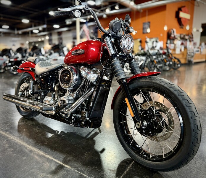 2026 Harley-Davidson® Street Bob® Brilliant Red Chrome Laced Wheels