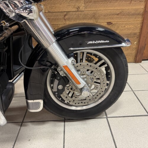 2022 Harley-Davidson® Tri Glide® Ultra Vivid Black  FLHTCUTG thumb 1