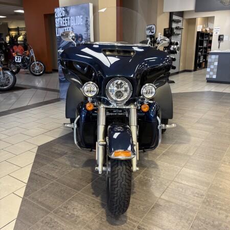 2014 Harley-Davidson® Tri Glide® Ultra Big Blue Pearl/Vivid Black thumb 2