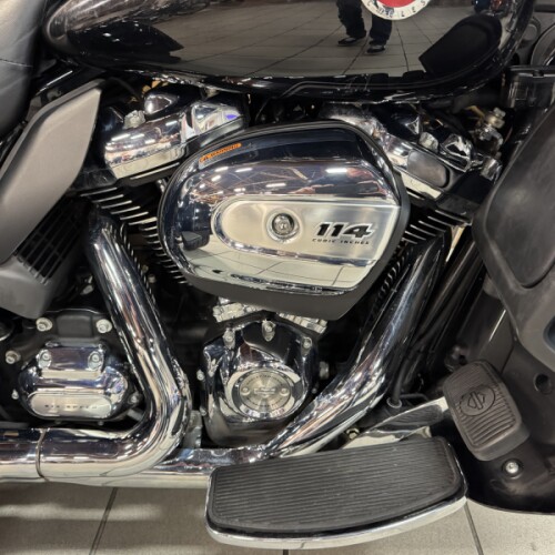 2022 Harley-Davidson® Tri Glide® Ultra Vivid Black  FLHTCUTG thumb 2