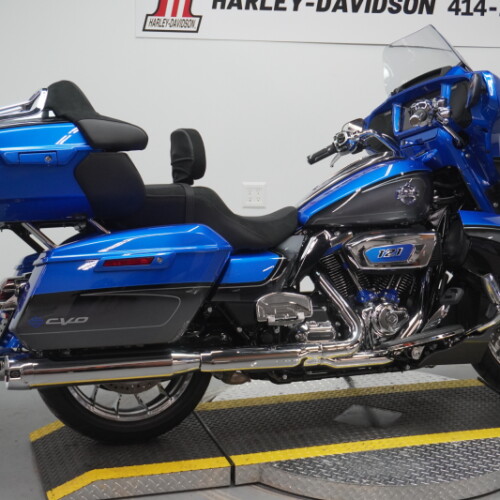 2026 Harley-Davidson® CVO Street Glide Limited Electric Coast CVO Two-Tone thumb 3