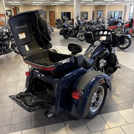 2014 Harley-Davidson® Tri Glide® Ultra Big Blue Pearl/Vivid Black thumb 0