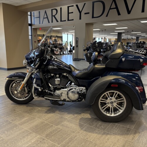 2014 Harley-Davidson® Tri Glide® Ultra Big Blue Pearl/Vivid Black thumb 3