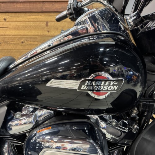 2022 Harley-Davidson® Tri Glide® Ultra Vivid Black  FLHTCUTG thumb 3