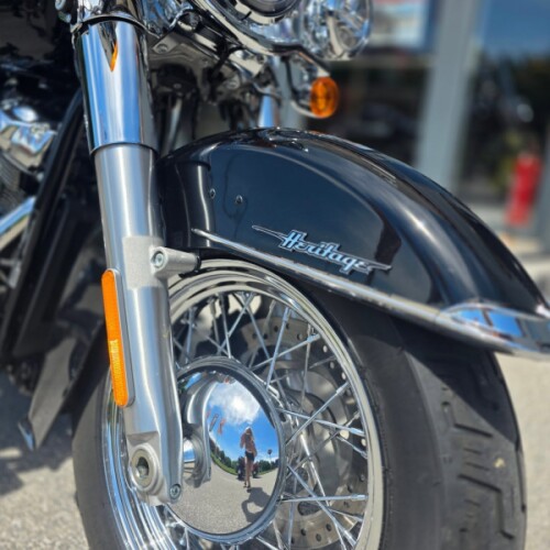 2024 Harley-Davidson® Heritage Classic Vivid Black thumb 3