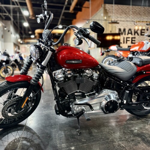 2026 Harley-Davidson® Street Bob® Brilliant Red Chrome Laced Wheels thumb 2