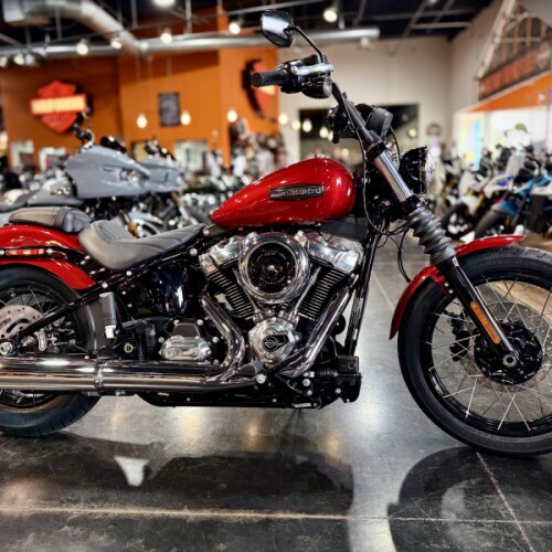 2026 Harley-Davidson® Street Bob® Brilliant Red Chrome Laced Wheels thumb 3