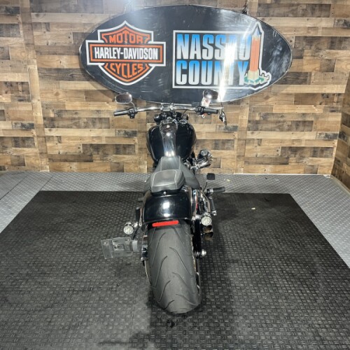 2023 Harley-Davidson® Breakout™ Vivid Black thumb 1