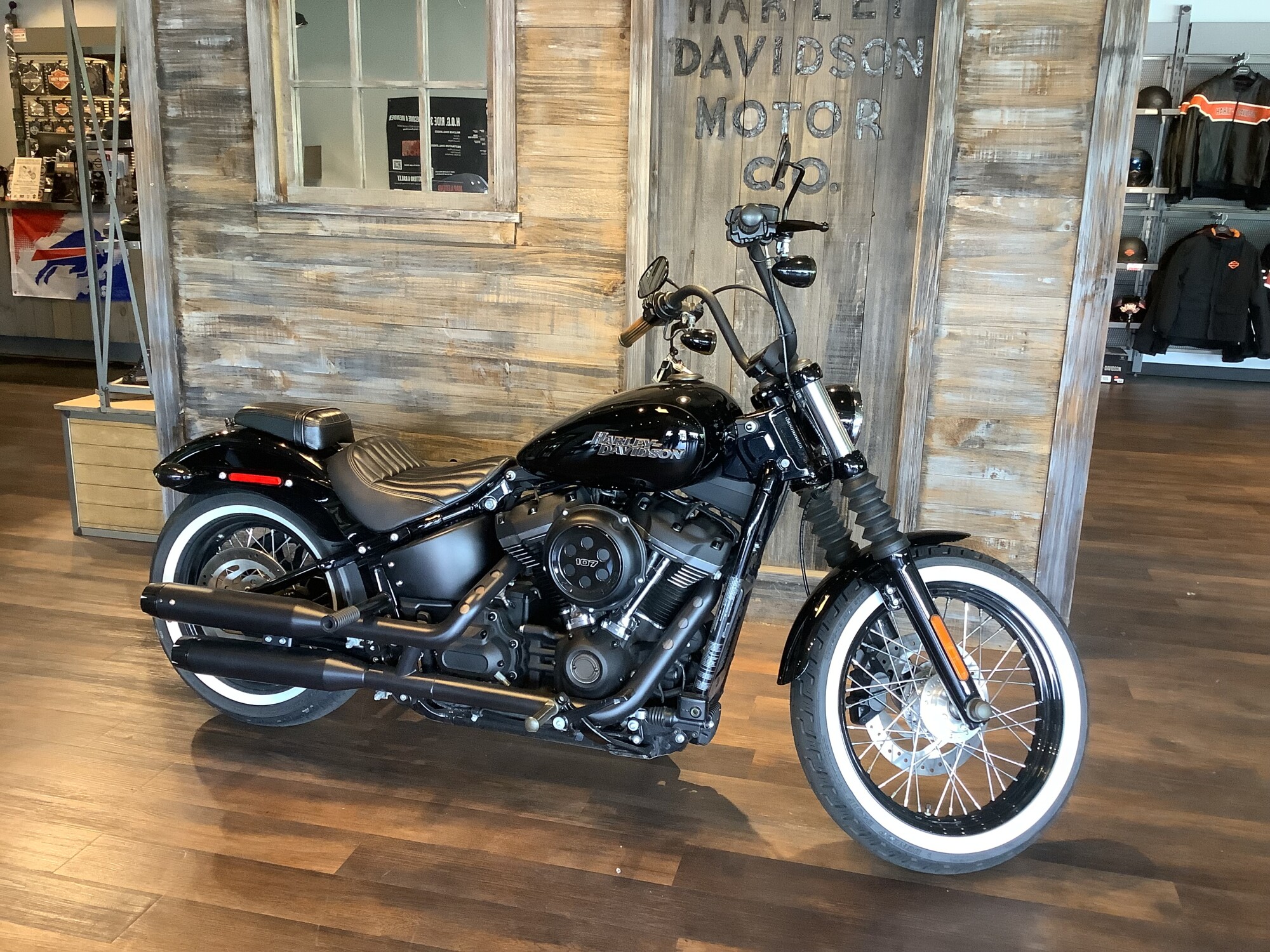 Harley-Davidson® Street Bob® 2018 FXBB U591-18 Vivid Black