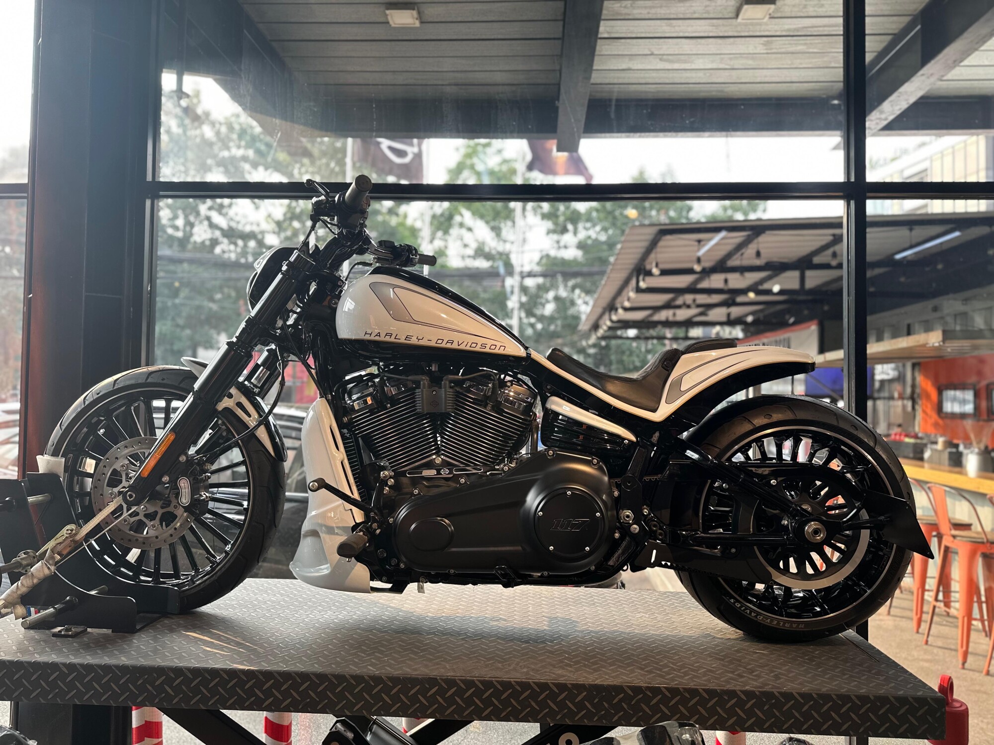 2023 Harley-Davidson® Breakout™ 117 White Pearl