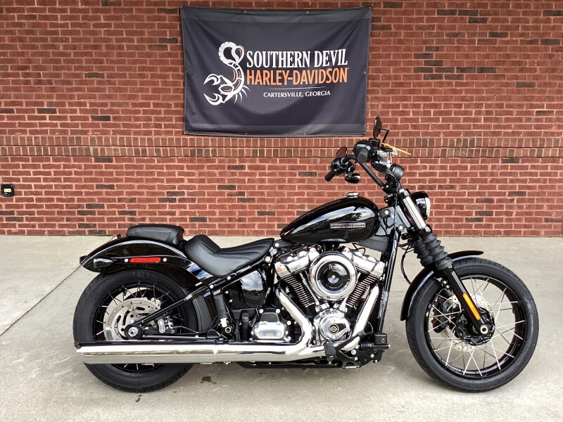 2026 Harley-Davidson® Street Bob® Vivid Black Chrome Two-Up Laced Wheels