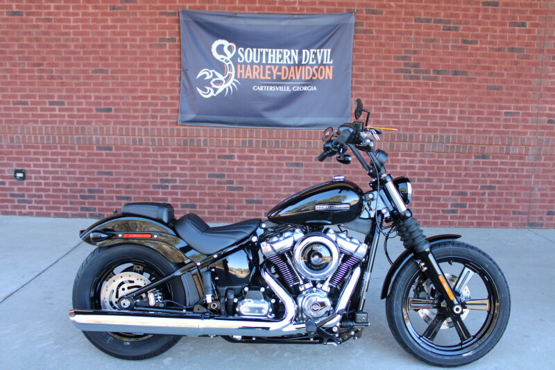 2026 Harley-Davidson® Street Bob® Vivid Black Chrome Two-Up Cast Wheels