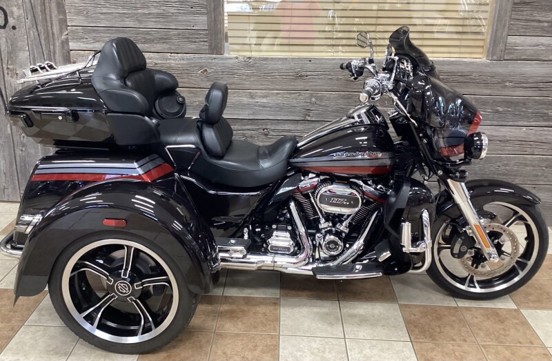 2020 Harley-Davidson® CVO™ Tri Glide® Black Stardust w/ Magnetic Gray & Wicked Red