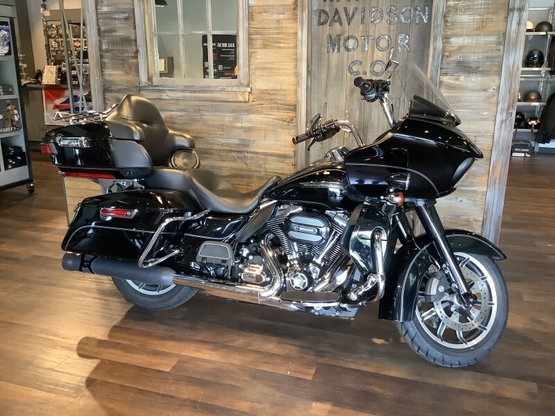 Harley-Davidson® Road Glide® Ultra 2016 FLTRU U879-16 Vivid Black