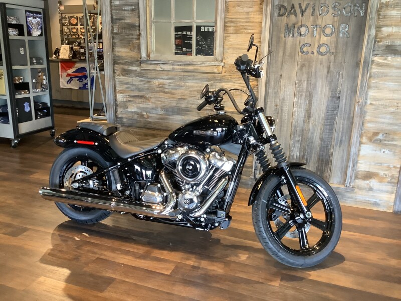 Harley-Davidson® Street Bob® 2026 FXBB S16-26 Vivid Black Chrome Cast Wheels