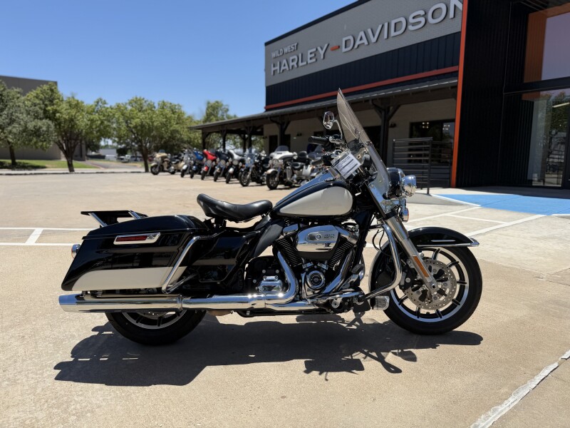 2022 Police Road King Vivid Black / Birch White / Silver pinstripe