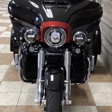 2020 Harley-Davidson® CVO™ Tri Glide® Black Stardust w/ Magnetic Gray & Wicked Red thumb 3