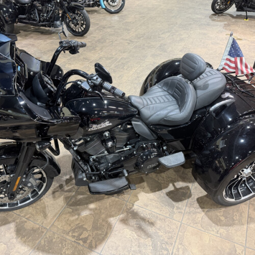 2023 Harley-Davidson® Road Glide® 3 Vivid Black thumb 3