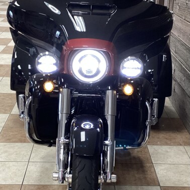 2020 Harley-Davidson® CVO™ Tri Glide® Black Stardust w/ Magnetic Gray & Wicked Red thumb 2