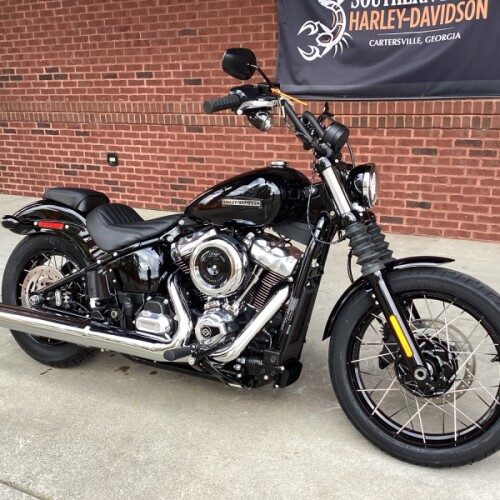 2026 Harley-Davidson® Street Bob® Vivid Black Chrome Two-Up Laced Wheels thumb 3