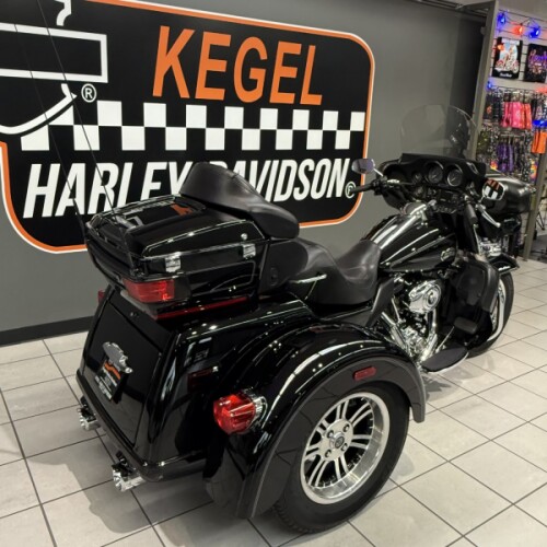 2010 Harley-Davidson® Tri Glide® Ultra Classic® Vivid Black thumb 2