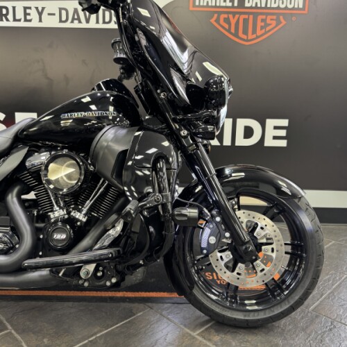 2019 Harley-Davidson® Electra Glide® Ultra Classic® Vivid Black thumb 3