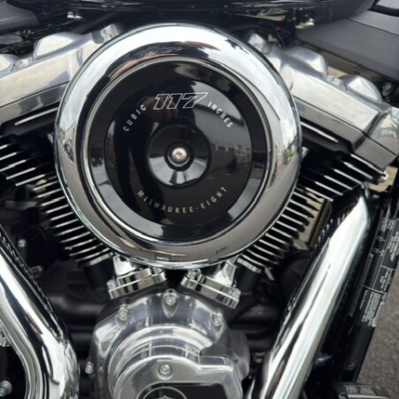 Street Bob 117 in Vivid Black  thumb 2
