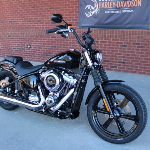 2026 Harley-Davidson® Street Bob® Vivid Black Chrome Two-Up Cast Wheels thumb 3