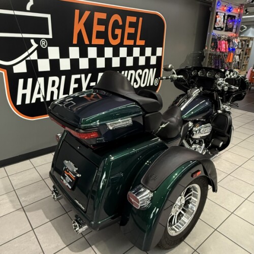 2021 Harley-Davidson® Tri Glide® Ultra Snake Venom thumb 2