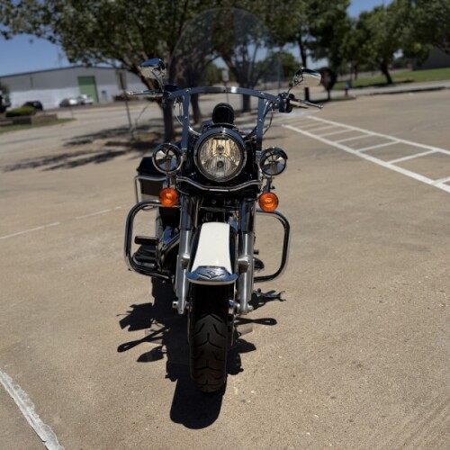 2022 Police Road King Vivid Black / Birch White / Silver pinstripe thumb 1